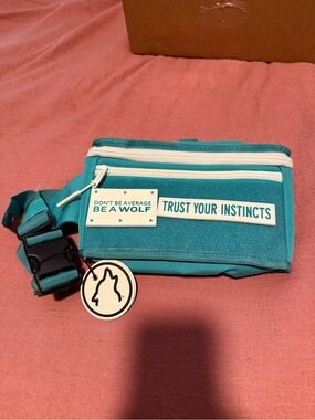 Wolfpak Fanny Pak. Aqua and white